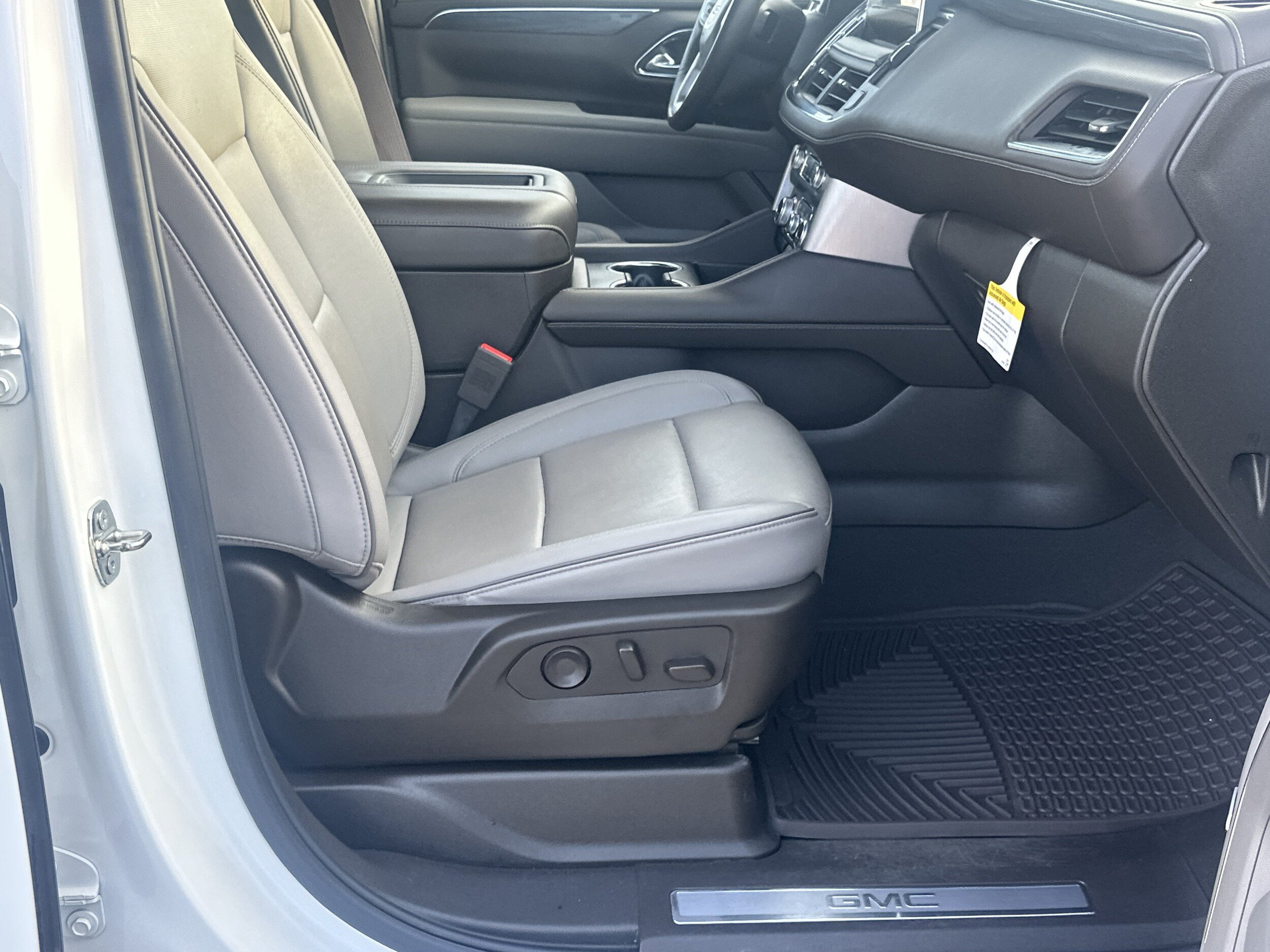 Used 2024 GMC Yukon SLT w/ SLT Luxury Package AWD/4WD image 47