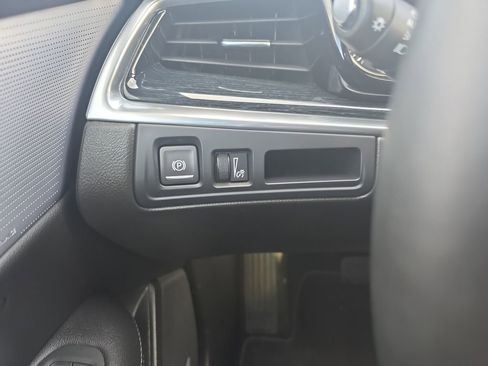 Used 2025 Cadillac XT5 Premium Luxury image 17