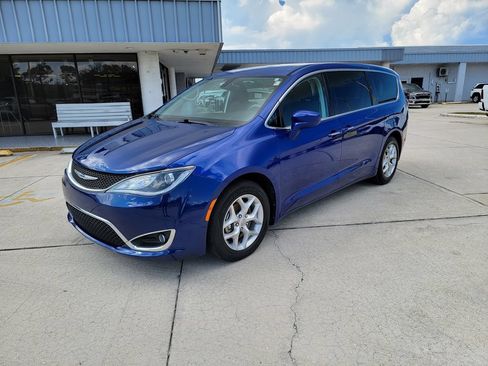 Used 2018 Chrysler Pacifica Touring Plus w/ Tire & Wheel Group FWD image 1