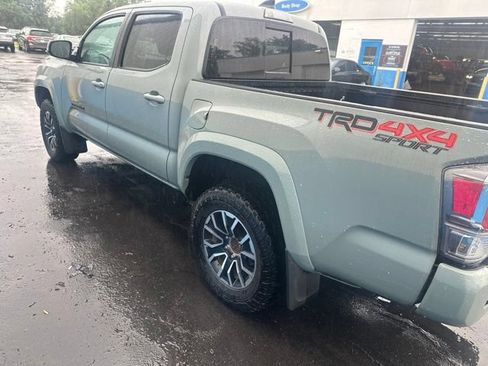 Used 2022 Toyota Tacoma TRD Sport AWD/4WD image 4