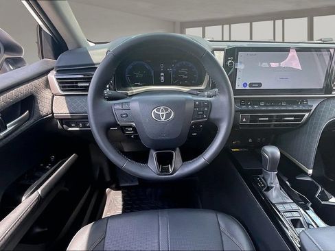 Used 2025 Toyota Camry XLE FWD image 8