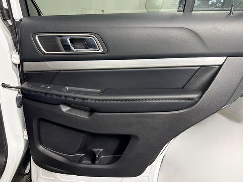 Used 2017 Ford Explorer XLT w/ Equipment Group 202A FWD image 28