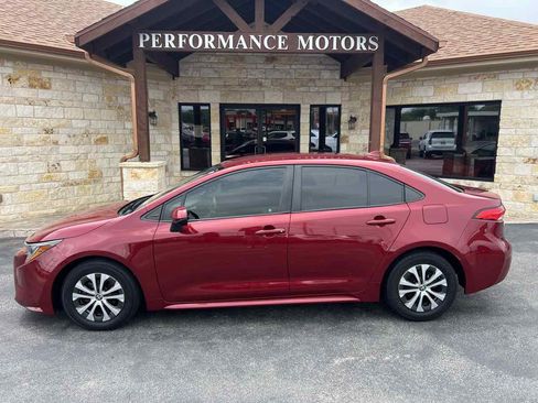 Used 2022 Toyota Corolla LE FWD image 2