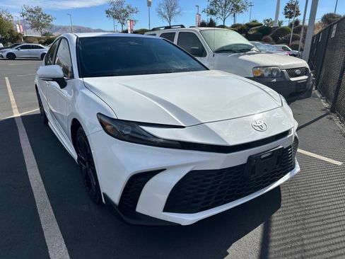 Used 2025 Toyota Camry SE w/ Convenience Package FWD image 1