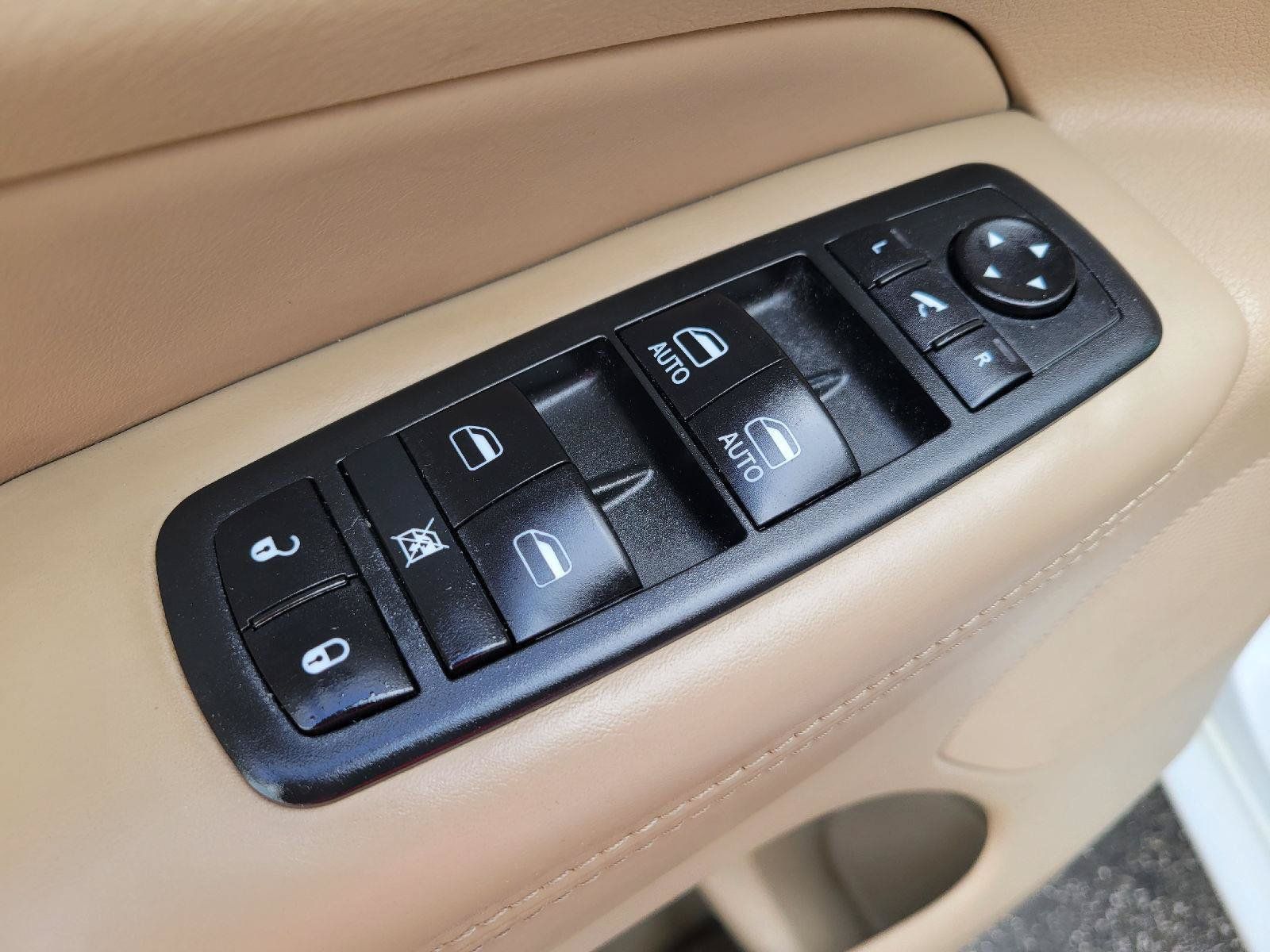 Used 2014 Jeep Grand Cherokee Overland AWD/4WD image 9