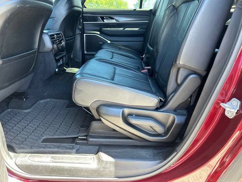 Used 2024 Jeep Wagoneer L Series II w/ Flexible Seating Group AWD/4WD image 35