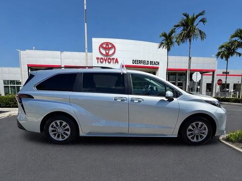 Used 2025 Toyota Sienna XLE FWD image 8
