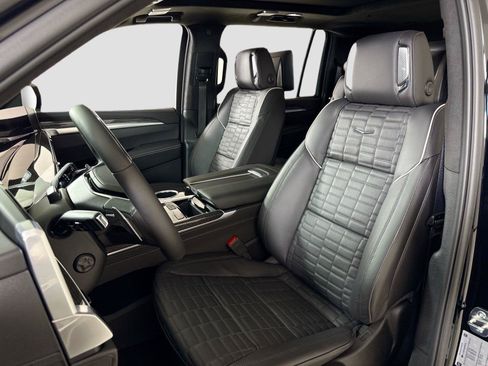 Used 2025 Cadillac Escalade ESV V w/ LPO, ONYX Package AWD/4WD image 14