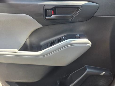 Used 2021 Toyota Highlander LE FWD image 28