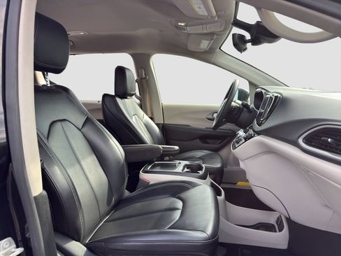 Used 2023 Chrysler Pacifica Touring-L FWD image 17