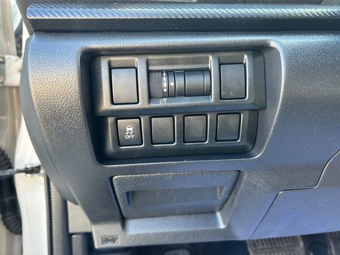 Used 2018 Subaru Crosstrek 2.0i Premium AWD/4WD image 32