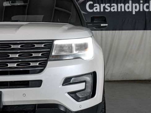 Used 2017 Ford Explorer XLT w/ Equipment Group 202A FWD image 40