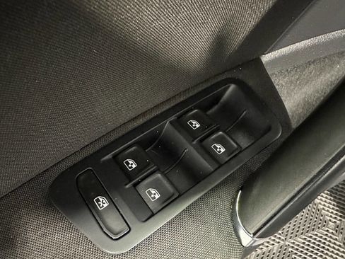 Used 2016 Volkswagen e-Golf SE w/ DC Fast Charging Package image 24