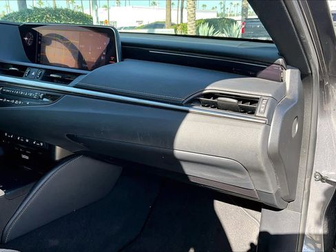 Used 2020 Lexus ES 300h w/ Accessory Package image 19