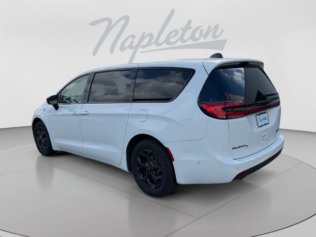 Used 2024 Chrysler Pacifica Limited FWD image 3