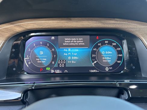 Certified 2025 Volkswagen Atlas SE image 27