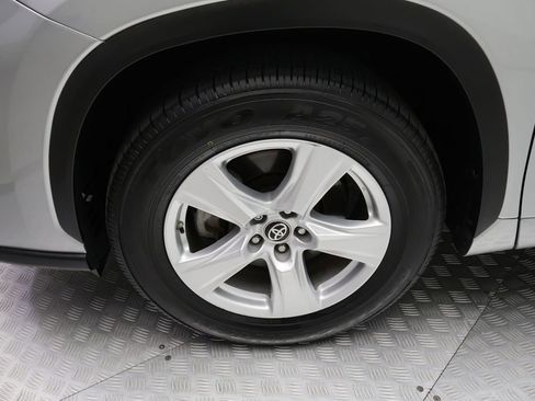 Certified 2024 Toyota Highlander LE image 4