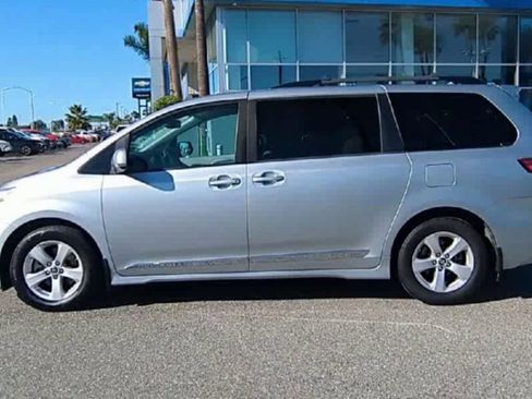 Used 2020 Toyota Sienna LE image 5