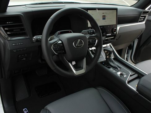Used 2026 Lexus GX 550 w/ Accessory Package (2T) AWD/4WD image 8