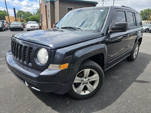 Used 2014 Jeep Patriot Latitude FWD image 1