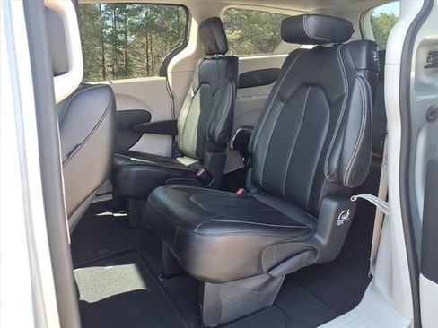 Used 2024 Chrysler Pacifica Touring-L image 15