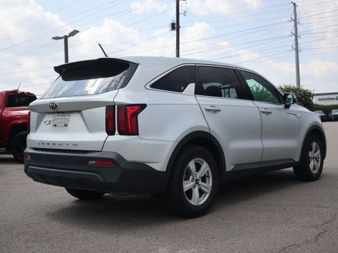 Used 2021 Kia Sorento LX FWD image 5
