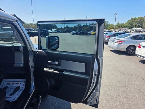 Used 2007 Toyota FJ Cruiser 2WD w/ Upgrade Pkg 1 image 10