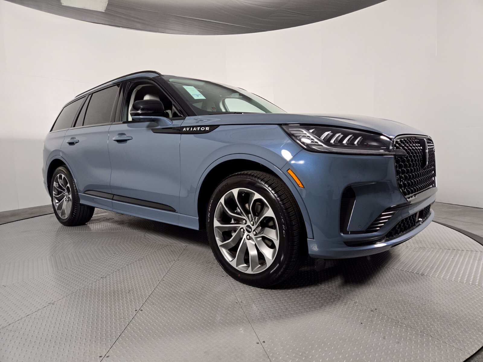 New 2026 Lincoln Aviator AWD w/ Jet Appearance Package image 2