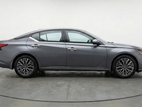 Used 2025 Nissan Altima 2.5 SV image 11