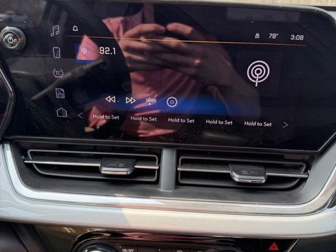 Used 2025 Chevrolet Trax LT image 17