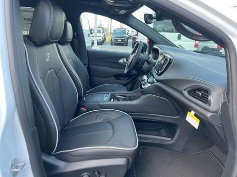 New 2026 Chrysler Pacifica Limited w/ S Appearance Package image 16