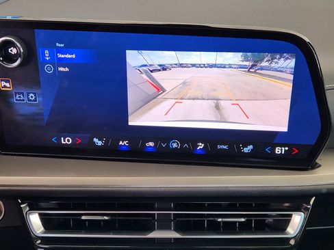 Certified 2025 Chevrolet Traverse LT FWD image 17