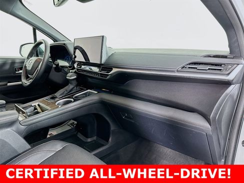 Certified 2025 Toyota Sienna Platinum image 31