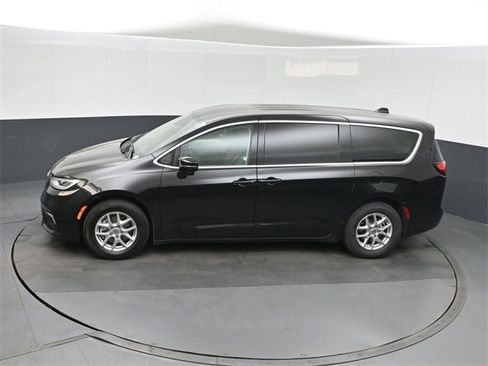 Used 2024 Chrysler Pacifica Touring-L image 33