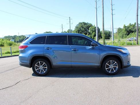 Used 2019 Toyota Highlander XLE FWD image 21
