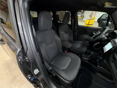 Used 2021 Jeep Renegade Latitude AWD/4WD image 16