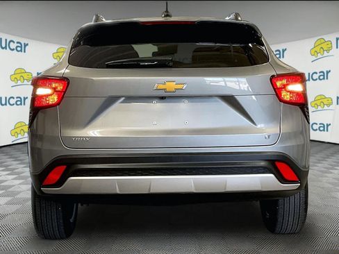 Used 2025 Chevrolet Trax LT w/ LT Convenience Package FWD image 5
