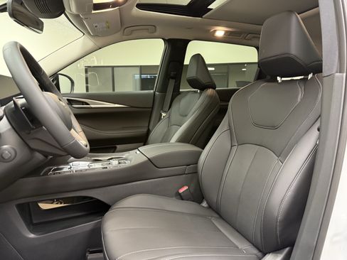 Certified 2027 INFINITI QX60 Luxe w/ Family Package FWD image 12