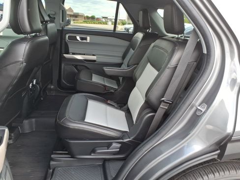Used 2023 Ford Explorer XLT w/ Equipment Group 202A RWD image 9
