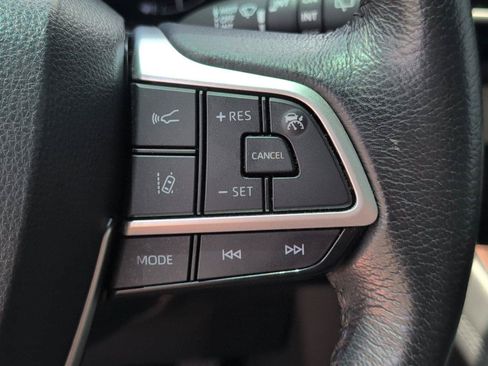 Used 2024 Toyota Sienna XLE FWD image 29
