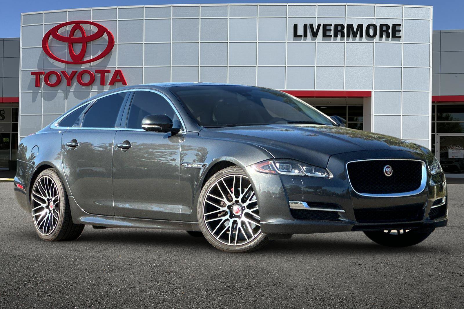Used 2016 Jaguar XJ R-Sport RWD image 2