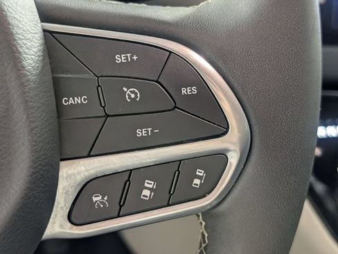 Used 2023 Chrysler Pacifica Touring-L FWD image 16