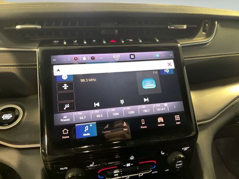 Used 2023 Jeep Grand Cherokee Limited image 15