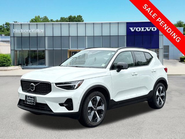 Used 2026 Volvo XC40 B5 Plus AWD/4WD image 1
