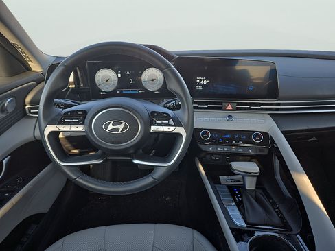Certified 2025 Hyundai Elantra Limited FWD image 10