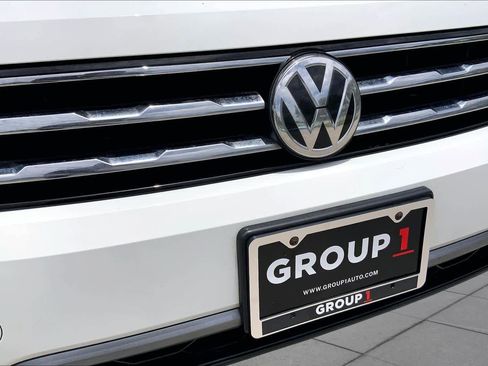Used 2018 Volkswagen Tiguan SE w/ Panoramic Sunroof Package FWD image 29