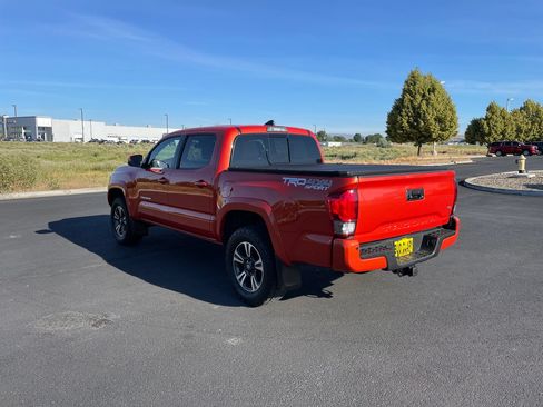 Used 2018 Toyota Tacoma TRD Sport w/ Technology Package AWD/4WD image 13