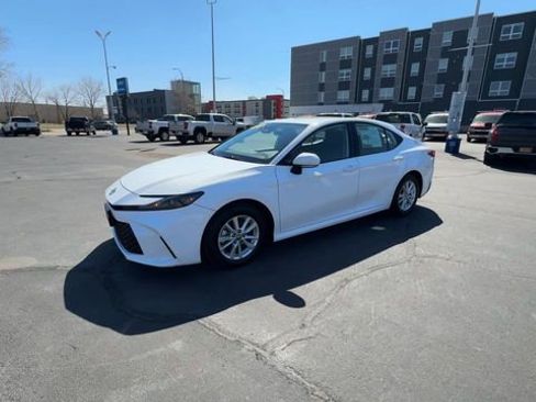 Used 2025 Toyota Camry LE image 4