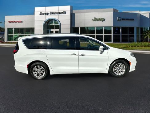 Used 2021 Chrysler Pacifica Touring-L image 8