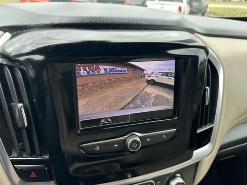 Used 2022 Chevrolet Traverse LS FWD image 17